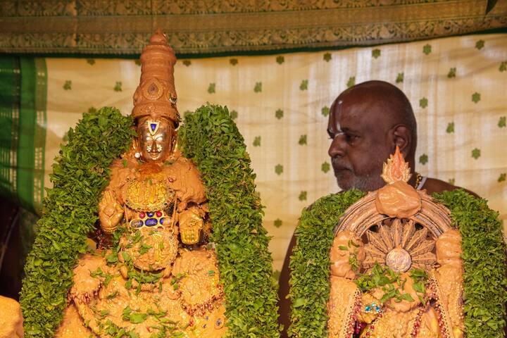 అమ్మ వారికి ఆస్థానం నిర్వహించి ఉత్సవర్లను ఊరేగింపుగా పంచమీ తీర్థ మండపానికి తీసుకువచ్చారు. తిరుమల శ్రీవారి ఆలయం వద్ద తెల్లవారుజామున 4.30 గంటలకు బయలుదేరిన సారె ఉదయం 11 గంటలకు తిరుచానూరు అమ్మవారి ఆలయానికి చేరుకుంది.