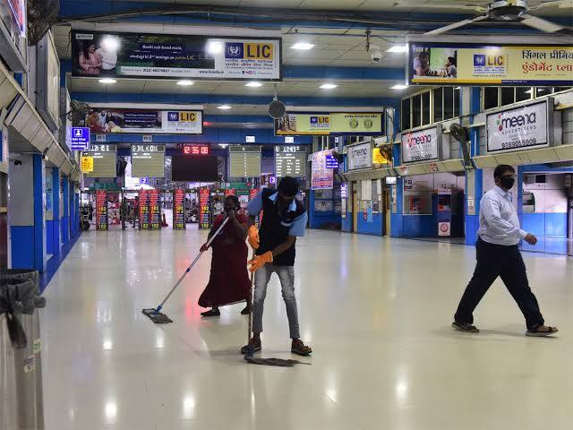 छत्रपति शिवाजी टर्मिनल,.मुंबई  इस स्टेशन का अभी रिडेवलपमेंट शुरू नहीं हुआ है. हालांकि इसे प्रस्तावित कर दिया गया है. यहां पर कमलापति स्टेशन की तरह सारी वर्ल्ड क्लास सुविधाएँ दी जाएँगी. एक बार बन जाने के बाद यह स्टेशन किसी  भव्य एयरपोर्ट से कम नहीं लगेगा. 3 से 4 साल में यह स्टेशन पूरी तरह से रिडेवलप हो जाएगा.