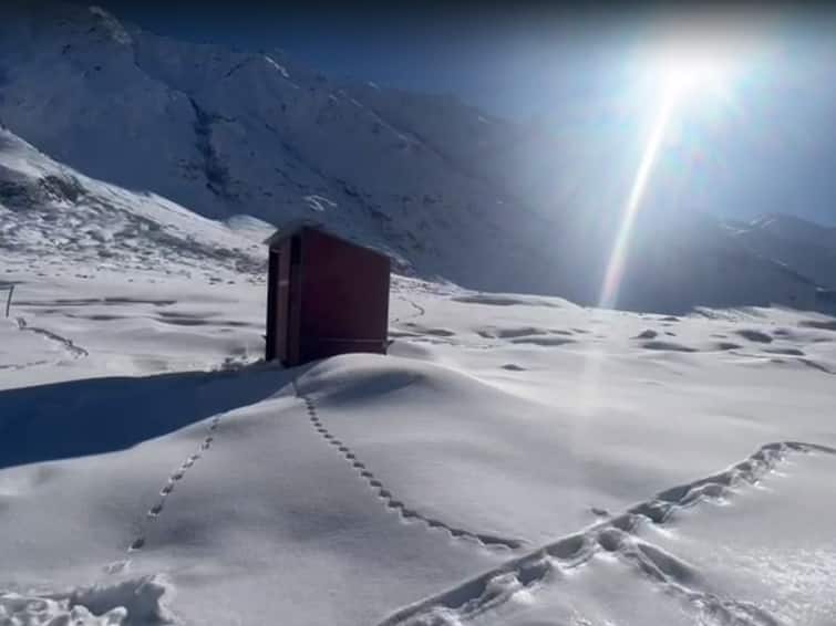 Kashmir, Ladakh reel under sub-zero temperature. Pahalgam Coldest In Valley Kashmir, Ladakh Reel Under Sub-Zero Temperature. Pahalgam Coldest In Valley