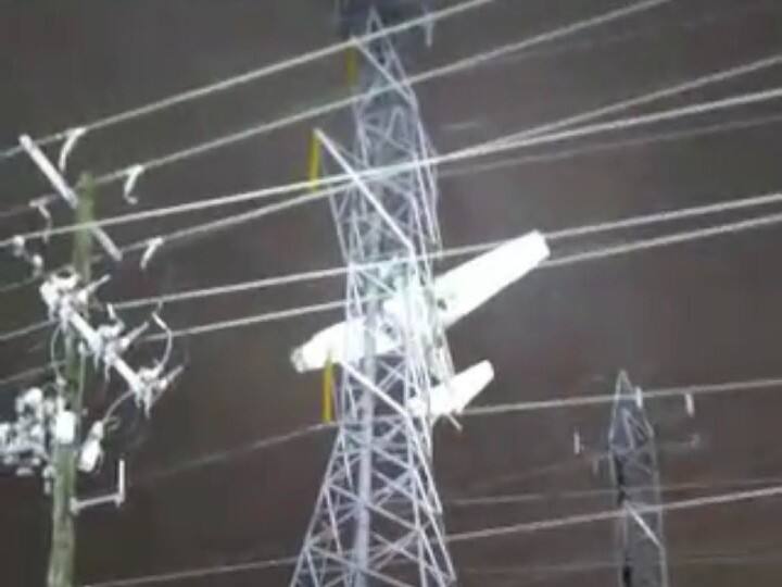 मोंटगोमरी काउंटी में विमान बिजली के चश्मों से टकराया, 90 हजार घरों की बिजली गुल