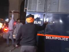 Photos: तलवार और लाठी डंडा के साथ आफताब पर हमले के लिए पहुंची भीड़, पुलिस ने भी तानी बंदूक