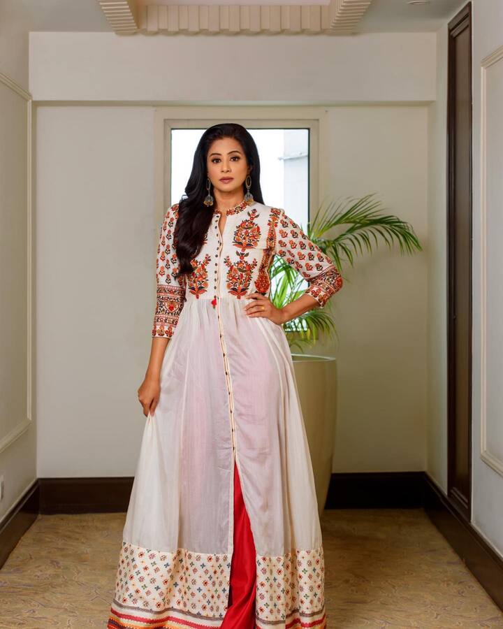 ప్రస్తుతం బుల్లితెరపై సందడి చేస్తోంది. Photo Credit: Priya Mani Raj/Instagram