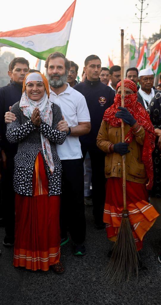 इंदौर में रविवार को आयोजित जनसभा में राहुल गांधी ने कांग्रेस कार्यकर्ताओं को बब्बर शेर और शेरनियां कहकर पुकारा था. राहुल गांधी ने कहा कि करीब 80 दिन हो चुके हैं. हम कन्याकुमारी से कश्मीर की यात्रा पर चल रहे हैं. इंदौर ने हमें बता दिया है कि केवल कांग्रेस कार्यकर्ता हीं नहीं, 100 यात्री नहीं, पूरे हिंदुस्तान की जनता हमारे साथ चल रही है. आज उन्होंने महिला सफाई कर्मियों के साथ फोटो भी खिंचवाई.