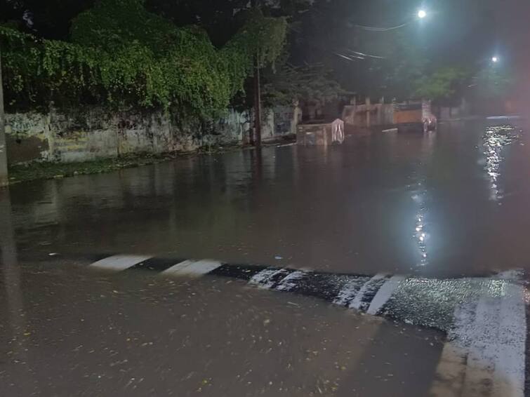 Heavy rain is falling at various places in Madurai It has been raining widely since evening in various cities of Madurai Madurai Rain: மதுரையில் கொட்டித் தீர்த்த கனமழை...! சாலைகளில் தேங்கிய தண்ணீர்.. வாகன ஓட்டிகள் அவதி...!