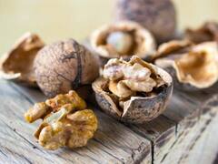 महंगी लकड़ी के फर्नीचर में पड़ गया है स्क्रैच तो आखरोट की मदद से करें पहले जैसा नया