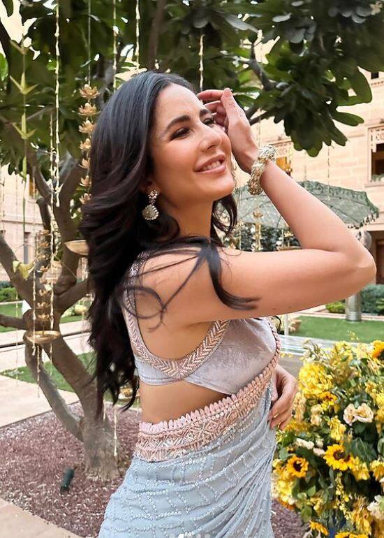 कैटरीना ने अपने इंस्टाग्राम पर अपनी साड़ी लुक की कई तस्वीरें शेयर की हैं. इन सभी तस्वीरों में कैटरीना की अदाएं देख फैंस तारीफ करते नहीं थक रहे हैं.