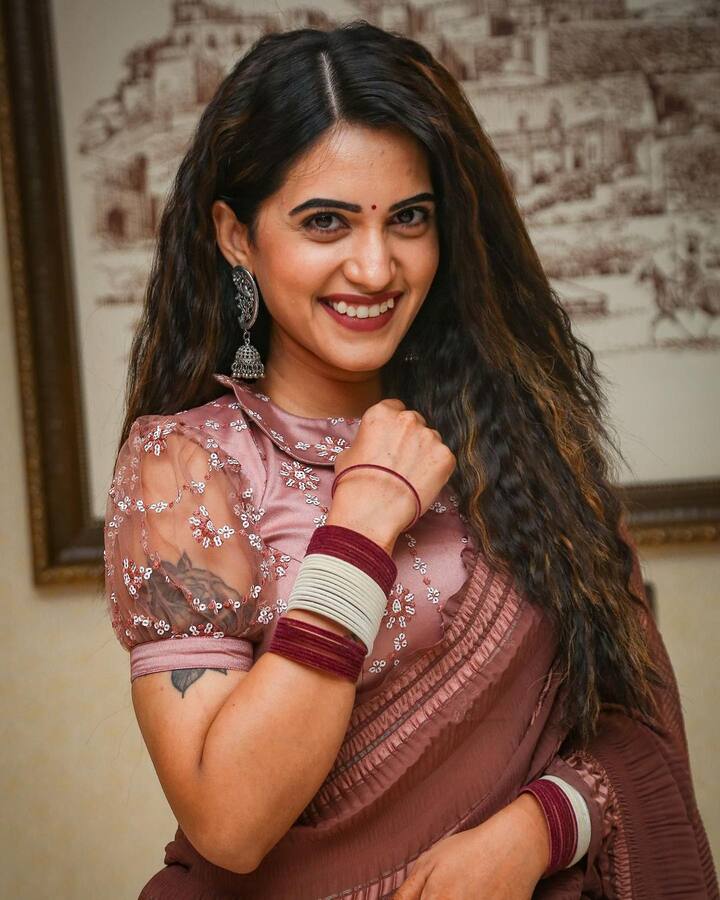 పలు బ్రాండ్స్ కి ప్రచార కర్తగా చేస్తూనే మరోవైపు యాంకరింగ్ తో అదరగొడుతుంది. Image Credit: Sravanthi Chokarapu / Instagram