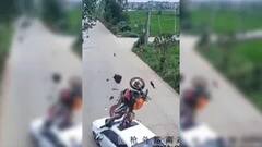 Viral Video: ਸਟਾਈਲ ਮਾਰਨਾ ਪਿਆ ਭਾਰੀ... ਗੇਂਦ ਵਾਂਗ ਉਛਲ ਬੋਨਟ 'ਤੇ ਡਿੱਗਿਆ ਵਿਅਕਤੀ, ਬਾਈਕ ਵੀ ਉੱਡੀ