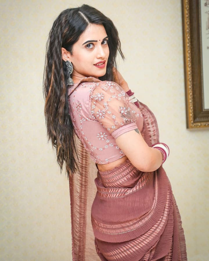 తాజాగా ఈ అమ్మడు చీరలో దిగిన ఫోటోస్ వైరల్ అవుతున్నాయి. Image Credit: Sravanthi Chokarapu / Instagram