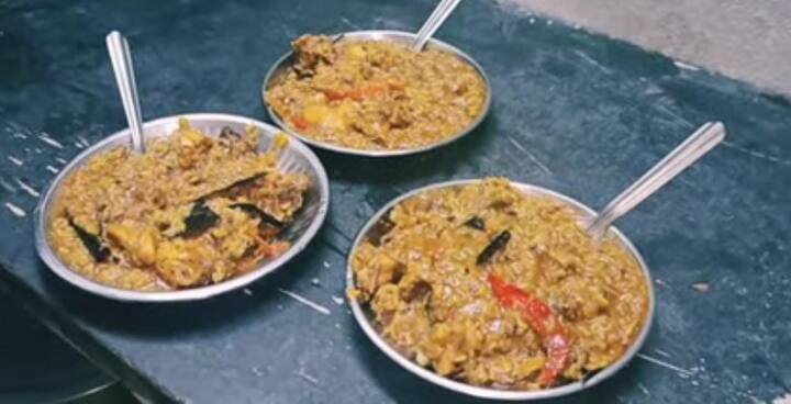 बस्तर के आदिवासी ग्रामीणों के द्वारा तैयार की जाने वाली चाउर भाजा को देसी बिरयानी भी कहा जा सकता है. बस्तर जिले के बिलोरी गांव के निवासी सुखदेव नाग ने बताया कि इस चाउर भाजा को बनाने के लिए किसी तामझाम की जरूरत नहीं होती है, बल्कि जो जैसा है उसे उसी रूप में पकाकर तैयार किया जाता है. बस्तर के स्थानीय हल्बी बोली में चाउर का मतलब चावल होता है और भाजा का मतलब चिकन होता है और इस चाउर भाजा को तैयार करने के लिए चिकन को कम मसालों के साथ पकाकर उसमें चावल मिला दिया जाता है.