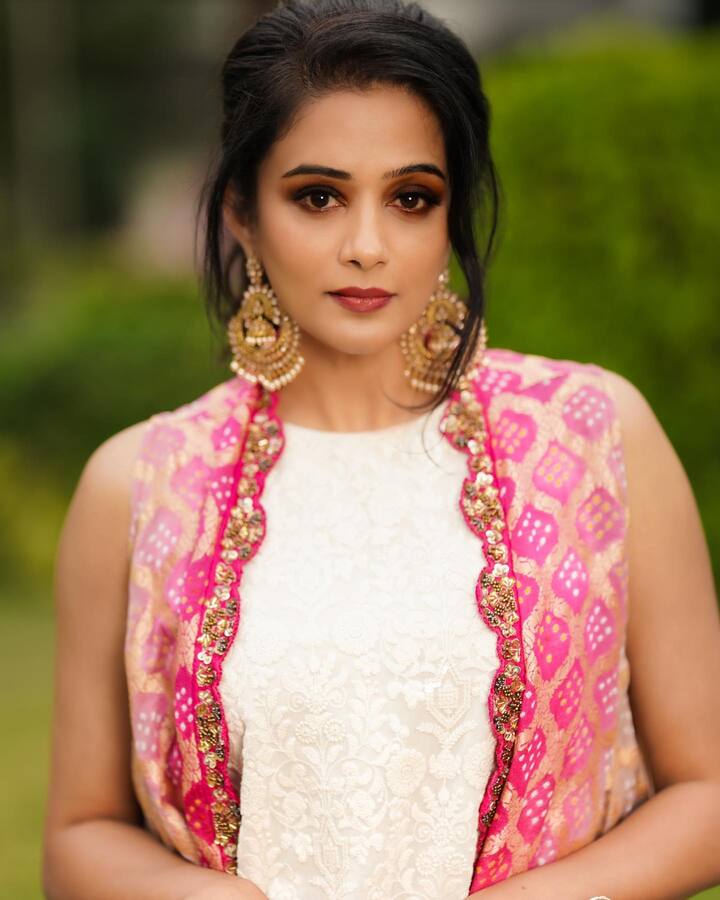 ప్రియమణి అందం రోజు రోజుకు పెరుగుతోందంటూ నెటిజన్లు కామెంట్స్ చేస్తున్నారు. Photo Credit: Priya Mani Raj/Instagram