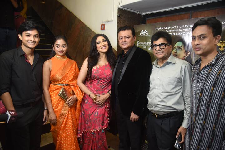 গোলাপি শাড়িতে ঝলমলে ঋতুপর্ণা সেনগুপ্ত, 'মহিষাসুরমর্দ্দিনী'-র প্রিমিয়ারে চাঁদের হাট।