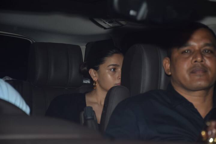 आज आलिया की बहन शाहीन भट्ट का बर्थडे है. इस मौके पर आलिया उनसे मिलने पहुंची और मां बनने के बाद पहली बार पैपराजी के कैमरे में कैद हुईं.