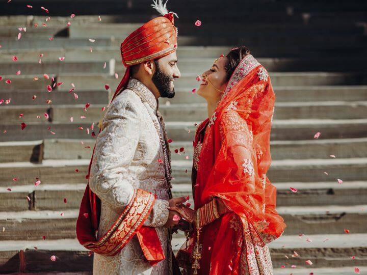 अगर आप ड्रीम वेडिंग का प्लान कर रहे हैं, और आपके पास बजट भी कम है, तो आप मैरिज लोन ले सकते हैं. शादी के लिए आप मोटी रकम लोन के रूप ले सकते हैं. जिससे आपकी शादी से जुड़े कई तरह के खर्चे पूरे हो सकते हैं.
