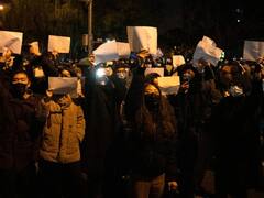 China Protest: चीन में लगातार बढ़ रहे हैं कोरोना केस, पाबंदियों के खिलाफ आखिर व्हाइट पेपर लेकर क्यों प्रदर्शन कर रहे हैं लोग?