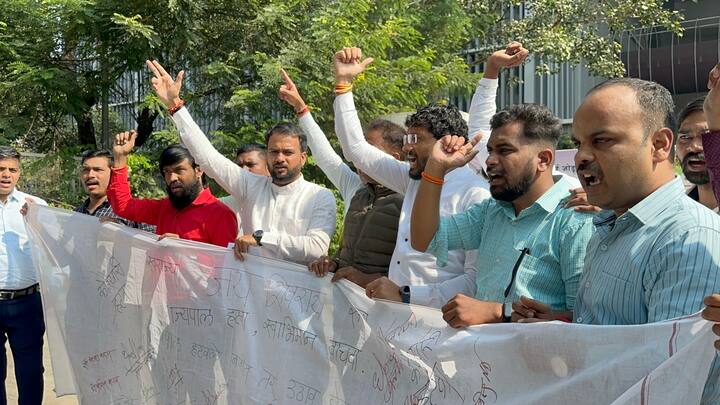'राज्यपाल हटवा, स्वाभिमान वाचवा', 'छत्रपती शिवाजी महाराज की जय' अशा घोषणा देऊन आंदोलन करण्यात आले.