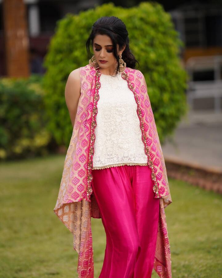 ‘ఢీ‘ డ్యాన్స్ షోకు జడ్జిగా వ్యవహరిస్తోంది. Photo Credit: Priya Mani Raj/Instagram