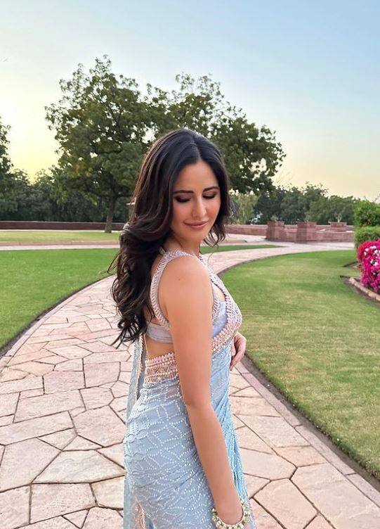 फैंस कैटरीना के लुक पर फिदा हो रहे हैं और जमकर उनकी तारीफों में कमेंट भी कर रहे हैं.
