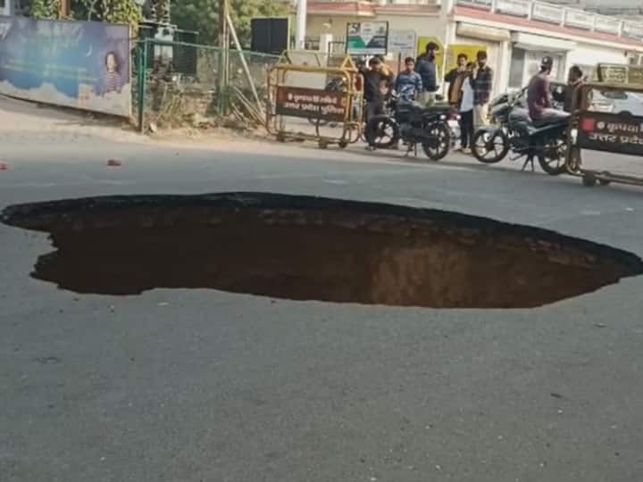 यूपी की राजधानी लखनऊ के विकासनगर इलाके में सोमवार को अचानक सड़क के बीचों बीच 25 फीट से अधिक का गड्ढा हो गया. इसके चलते हड़कंप मच गया.