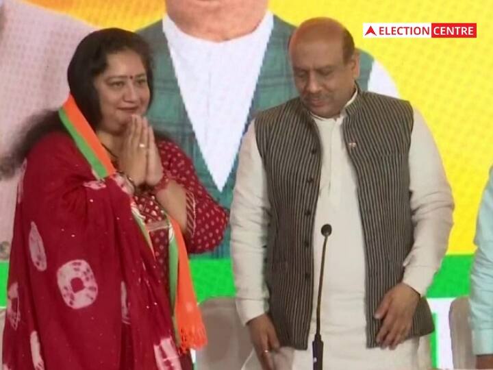 Delhi MCD Election 2022 Former AAP activist Bindu Sriram joins BJP ANN Delhi MCD Election 2022: आप पर 'स्टिंग बम' फोड़ने वाली बिंदु श्रीराम बीजेपी में शामिल, टिकट बेचने का लगाया था आरोप