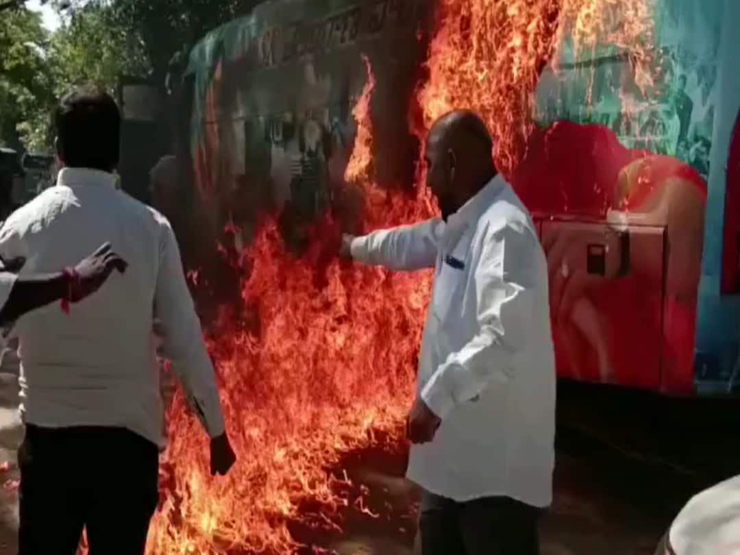 Warangal Ysrtp president YS Sharmila vehicle burnt TRS activists in Narsampet DNN YS Sharmila Padayatra : వైఎస్ షర్మిల పాదయాత్రలో ఉద్రిక్తత, ప్రచార రథానికి నిప్పుపెట్టిన టీఆర్ఎస్ కార్యకర్తలు!