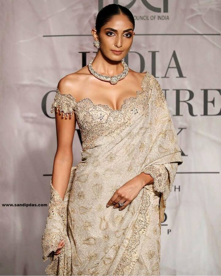 इस फोटो में ऑफ व्हाइट साड़ी पहने ऐश्वर्या सुष्मिता ग्लैमरस अंदाज में रैंक वॉक करती दिख रही हैं.