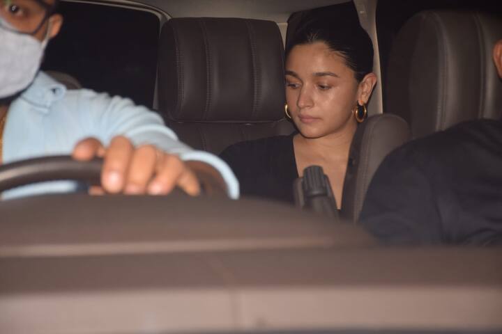 आलिया का या लुक बेहद ही सिंपल है, लेकिन इसमें भी वो काफी प्यारी लग रही हैं.