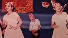 পিছনের সারির এই খুদেই এখন বলিউডের প্রথম সারির অভিনেতা! চিনতে পারছেন?