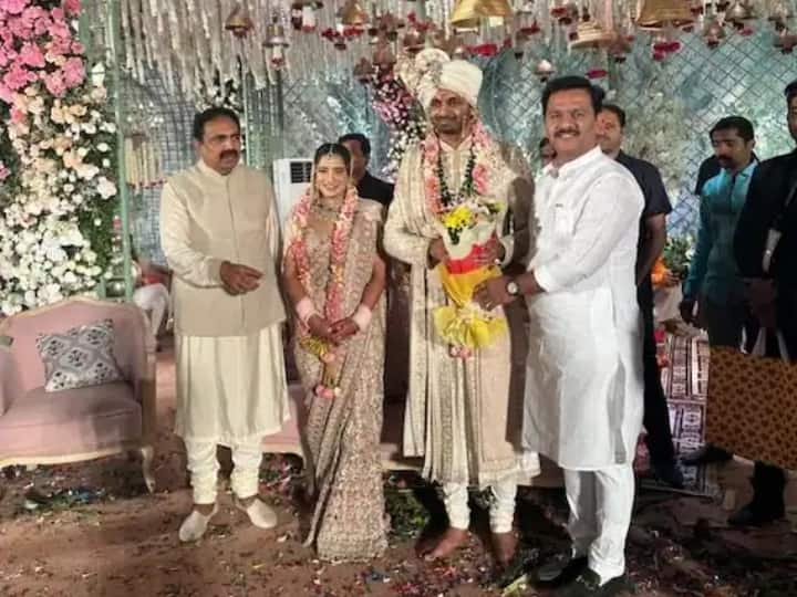 Prateek Patil Wedding Photos: महाराष्ट्र में एनसीपी प्रदेश अध्यक्ष जयंत पाटिल के बेटे प्रतीक पाटिल की शादी भव्य तरीके से हुई. इस शादी समारोह में सभी पार्टियों के राजनीतिक दलों ने शिरकत की.