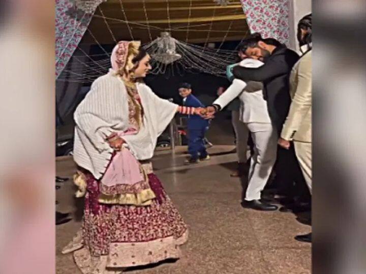Trending marathi News groom bride funny video goes viral on social media Trending News : वधूऐवजी वराचीच झाली पाठवणी, व्हिडीओ पाहून लोक म्हणाले- 'आता अशीही वेळ आली'