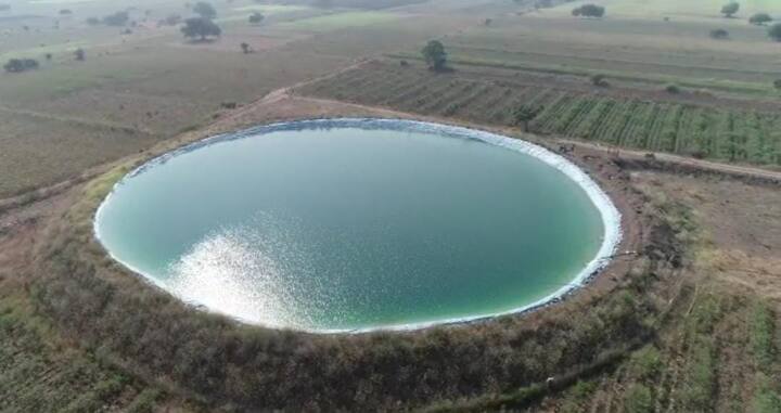 सुरडकर यांनी अडीच एकरात 1 हजार 50  वर्गफूट गोलाकार शेततळे साकारले आहे.