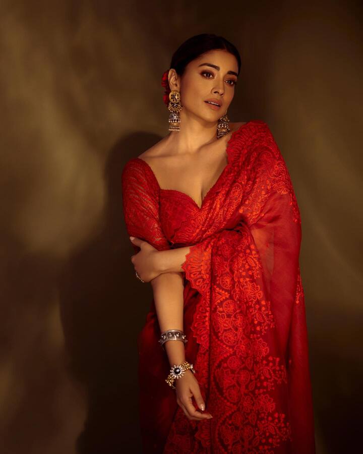 श्रिया सोशल मीडियावर सक्रिय असते. श्रियाच्या प्रत्येक लूकने चाहते घायाळ होतात. तिच्या नैसर्गिक सौंदर्याचे चांगलेच कौतुक होत असते.