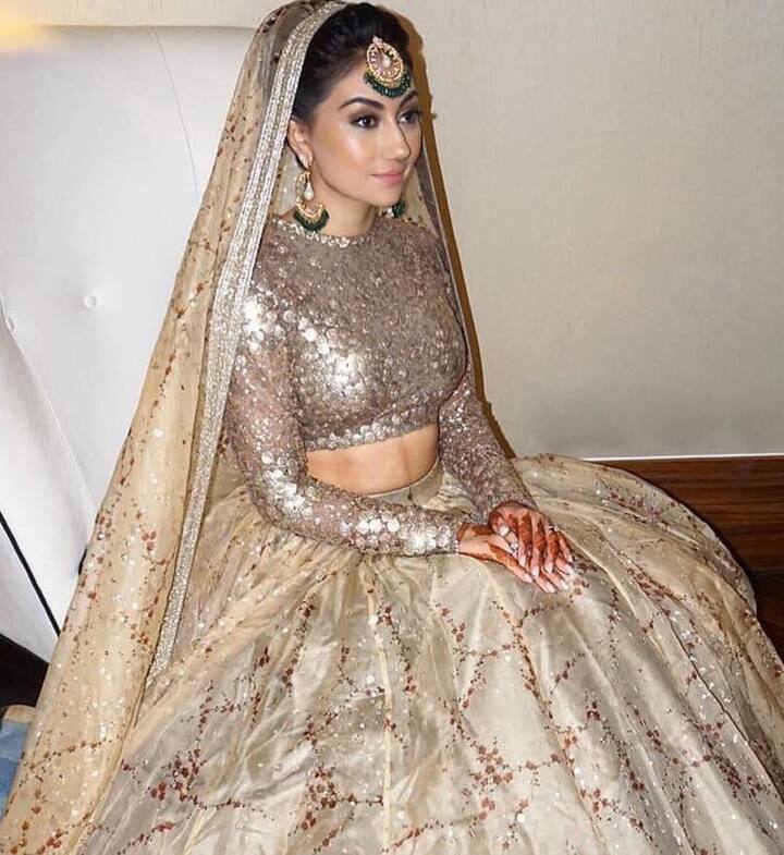 फिट फुल स्लीव्स आपके आउटफिट को रॉयल लुक देती हैं, खासकर जब आप लहंगा चुन रही हों! यह एक साधारण ब्लाउज स्लीव डिज़ाइन है, फिर भी क्लासी लुक देता है.
