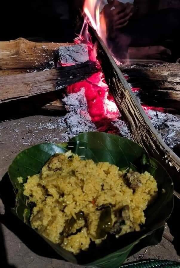 यही वजह है कि वन संपदाओं से मिलने वाले हर चीजों से वह अपने खाने पीने के सामान तैयार कर लेते हैं और इन लोकल व्यंजनों के अब लाखों लोग दीवाने हो गए हैं. खासकर बस्तर के आदिवासी नॉनवेज से ज्यादा व्यंजन तैयार करते हैं ,अगर कोई नॉनवेज खाने का शौकीन हैं तो उन्हें बस्तर के आदिवासियों द्वारा तैयार की जाने वाली अलग-अलग डिश यहां खाने को मिलते हैं और इनमें से चापड़ा चटनी के बाद सबसे ज्यादा लोगों की पंसदीदा डिश है तो वह है बस्तर का चाउर भाजा. इसे देसी बिरयानी भी कहा जा सकता है, लेकिन इसकी बनाने की विधि काफी अलग है. ग्रामीण अंचल में हर रोज शाम को ग्रामीण क्षेत्रो में चाउर भाजा के छोटे-छोटे होटल होते है, जहां स्थानीय लोगों के साथ शहरी क्षेत्र के लोग और विदेशी पर्यटक भी इस चाउर भाजा के स्वाद का लुत्फ उठाते है. चाउर भाजा की डिमांड को देखते हुए बस्तर में पर्यटकों के लिए शुरू की गई ग्रामीण होमस्टे में भी इसे नॉनवेज खाने के शौकीनों को परोसा जाने लगा है.