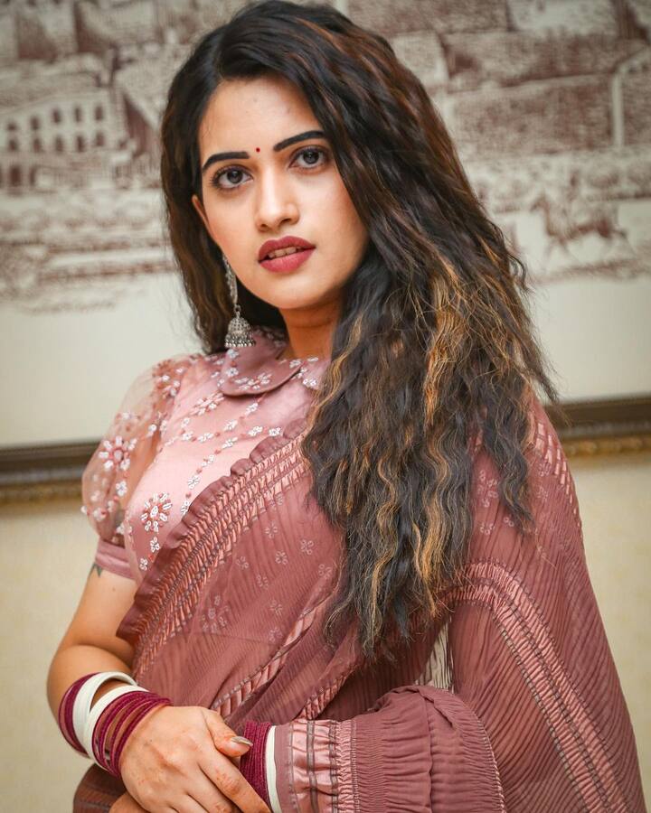 స్రవంతి చొక్కారపు అందమైన ఫోటోలు. Image Credit: Sravanthi Chokarapu / Instagram