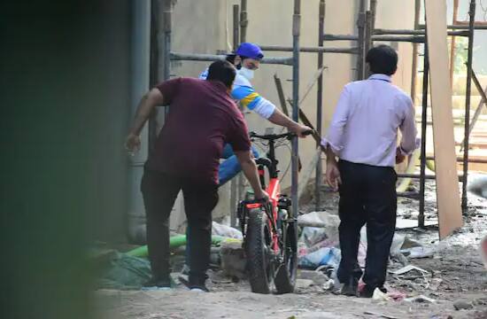 ਰਣਬੀਰ ਕਪੂਰ ਨੇ ਸੁਰੱਖਿਆ ਨੂੰ ਧਿਆਨ 'ਚ ਰੱਖਦੇ ਹੋਏ ਮਾਸਕ ਪਾਇਆ ਹੋਇਆ ਸੀ। ਤੁਹਾਨੂੰ ਦੱਸ ਦੇਈਏ ਕਿ ਹਾਲ ਹੀ 'ਚ ਰਣਬੀਰ ਕਪੂਰ ਅਤੇ ਆਲੀਆ ਭੱਟ ਨੇ ਆਪਣੀ ਬੇਟੀ ਦੇ ਨਾਂ ਦਾ ਖੁਲਾਸਾ ਕੀਤਾ ਹੈ।