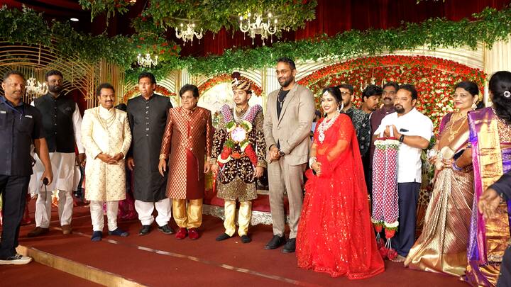 పెళ్లి వేడుకలో పాల్గొని నూతన దంపతులను ఆశీర్వదించిన ‘మా‘ అధ్యక్షుడు మంచు విష్ణు.