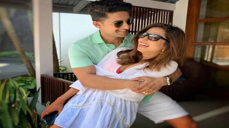 tv actor ravi dubey shares romantic photo with wife and punjabi actress sargun mehta caption wins millions of hearts Sargun Mehta: ਸਰਗੁਣ ਮਹਿਤਾ ਨਾਲ ਪਤੀ ਰਵੀ ਦੂਬੇ ਨੇ ਸ਼ੇਅਰ ਕੀਤੀ ਰੋਮਾਂਟਿਕ ਫੋਟੋ, ਕੈਪਸ਼ਨ ਨੇ ਜਿੱਤਿਆ ਫੈਨਜ਼ ਦਾ ਦਿਲ