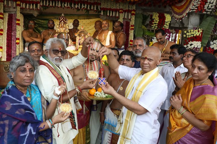 పద్మావతి అమ్మవారి పంచమి తీర్థం సందర్భంగా వేంకటేశ్వర స్వామి వారు కానుకలు పంపారు. రూ. 25 లక్షలు విలువ చేసే 500 గ్రాములు బరువు గల రెండు బంగారు పతకాలు, ఒక హారం, సారెతో పాటు తిరుపతి పురవీధులలో ఊరేగింపుగా తీసుకొచ్చి అమ్మవారికి అలంకరించారు.