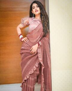 Sravanthi Chokaraparu: చీరలో వయ్యారాలు ఒలకబోస్తున్న బిగ్ బాస్ అందం స్రవంతి చొక్కారపు