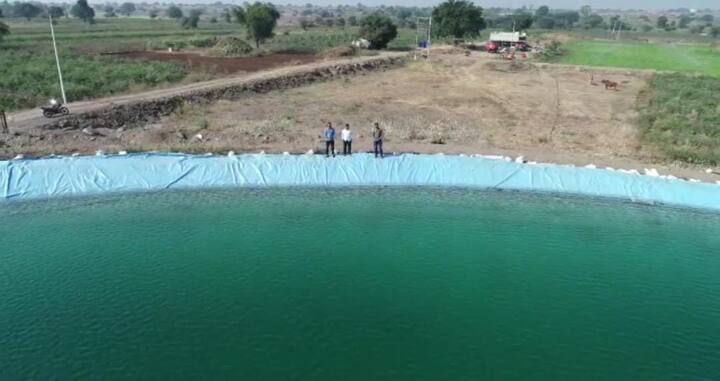 15 ते 20  कामगारांना तळ्याच्या बुडात मेणकापड अंथरण्यासाठी अडीच दिवस लागले.