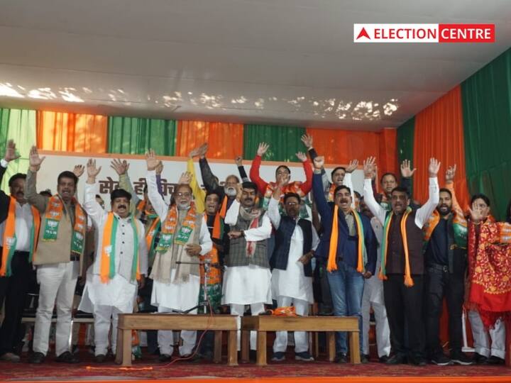 Delhi MCD Election 2022 Many AAP Workers join BJP and BJP Leaders Join AAP ANN Delhi MCD Polls 2022: एमसीडी चुनाव में मतदान से पहले नेताओं का दलबदल जारी, AAP के 200 से अधिक कार्यकर्ताओं ने थामा BJP का दामन