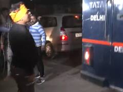 Photos: तलवार और लाठी डंडा के साथ आफताब पर हमले के लिए पहुंची भीड़, पुलिस ने भी तानी बंदूक