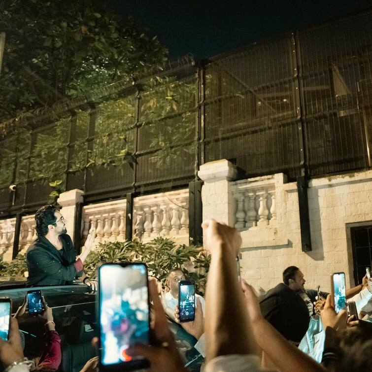 Ayushmann Khurrana Makes A Wish As He Passes By Shah Rukh Khan’s Mannat Ayushmann Khurrana Makes A Wish As He Passes By Shah Rukh Khan’s Mannat