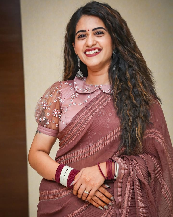లేటెస్ట్ ఫోటో షూట్స్ తో సోషల్ మీడియాలో ఫాలోవర్స్ ని కూడా పెంచుకుంటుంది. Image Credit: Sravanthi Chokarapu / Instagram