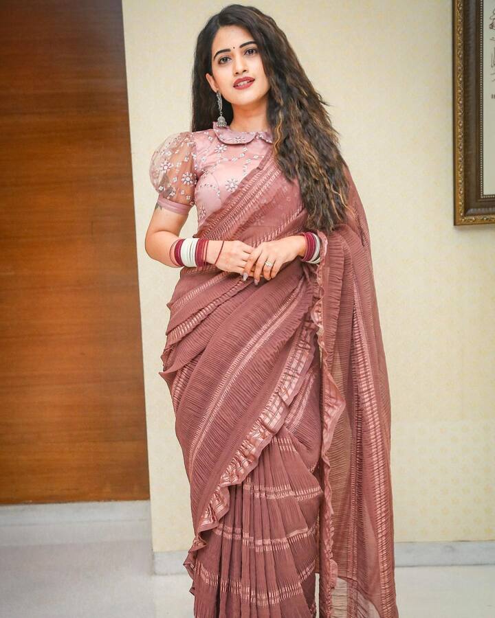 ఇప్పటికే పలు సినిమాల సాంగ్స్ రిలీజ్ వేడుకకి యాంకరింగ్ చేసి తనెంటో నిరూపించుకుంది. Image Credit: Sravanthi Chokarapu / Instagram