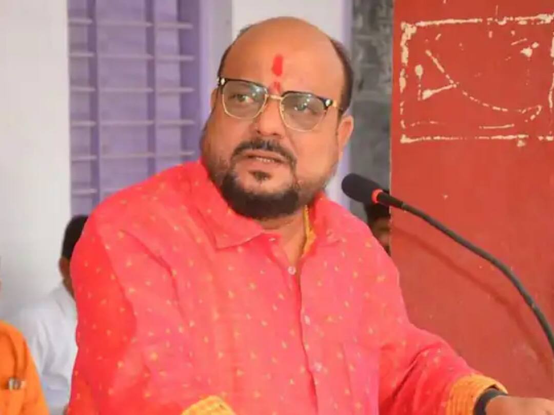 Minister Gulabrao Patil has expressed the belief that we will win in Jalgaon district milk union elections दूध संघाच्या निवडणुकीत अर्धी राष्ट्रवादी आमच्याकडून, कोणी काही म्हणो...विजय आमचाच; मंत्री गुलाबराव पाटलांचा विश्वास 