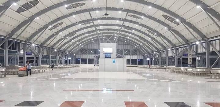 रानी कमलापति रेलवे स्टेशन, भोपाल : भारत के दिल में मध्यप्रदेश की राजधानी भोपाल का रानी कमलापति रेलवे स्टेशन भारतीय रेलवे की शान है. इस स्टेशन पर आप सिनेमा हॉल, शॉपिंग मॉल, सुपर स्पेशिएलिटी हॉस्पिटल और शानदार होटल का आनंद ले सकते हैं. यह भारत का पहला ISO सर्टिफाइड रेलवे स्टेशन है जिसे जर्मनी के हैडलबर्ग स्टेशन की तर्ज पर तैयार किया गया है. यह स्टेशन अपनी खूबसूरती से सभी का ध्यान अपनी ओर आकर्षित करता है.