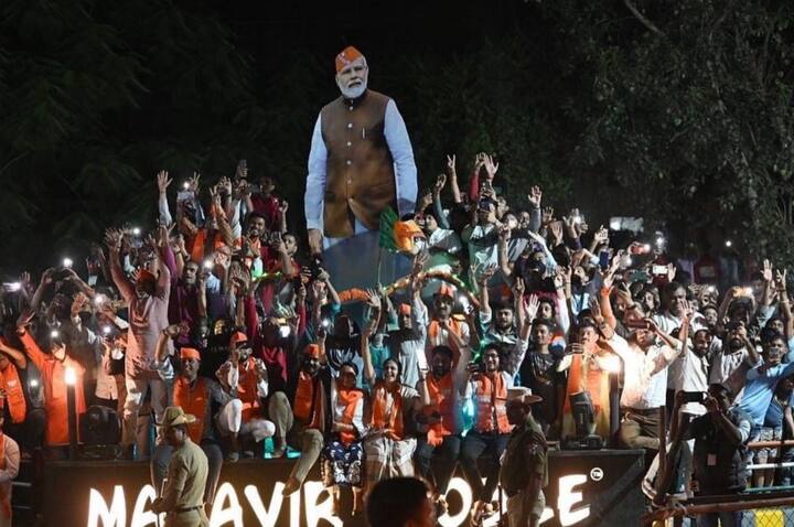 પ્રધાનમંત્રી નરેન્દ્ર મોદીના સુરતમાં અનેક જગ્યાએ વિશાળ સાઇઝના કટ આઉટ લગાવવામાં આવ્યા હતા.