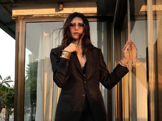 येस बॉस... करिश्मा तन्नाचा ब्रालेट लूक!